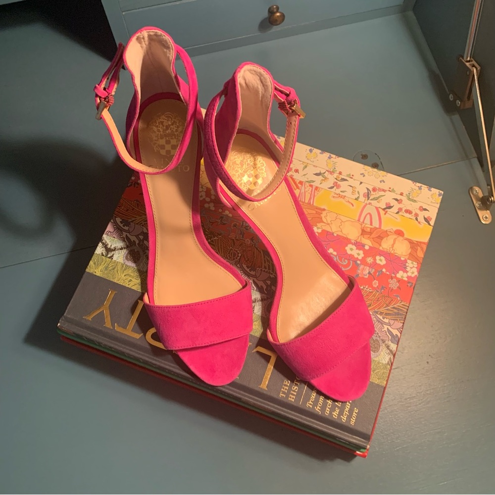 VINCE CAMUTO SUEDE SANDALS